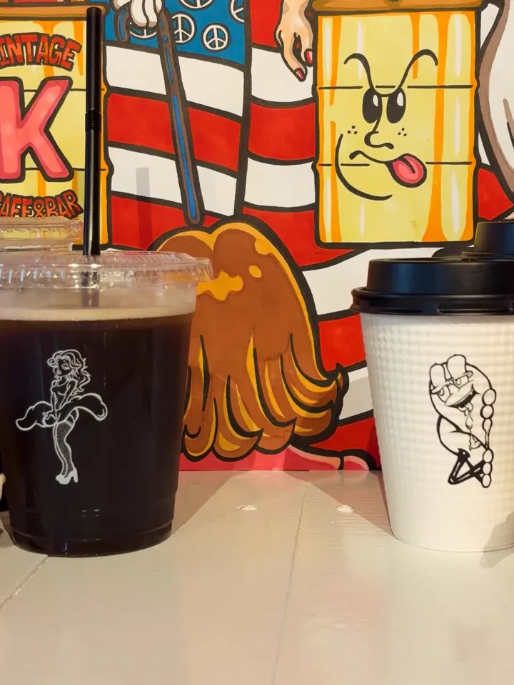 カフェのキャラクターアートとコーヒー